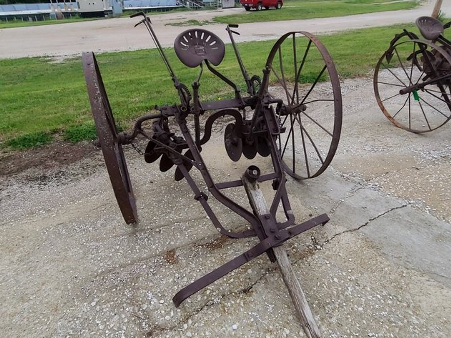 Image for FARMALL 460 TRACTOR & ANTIQUE MACHINERY TIMED ONLINE ONLY AUCTION!