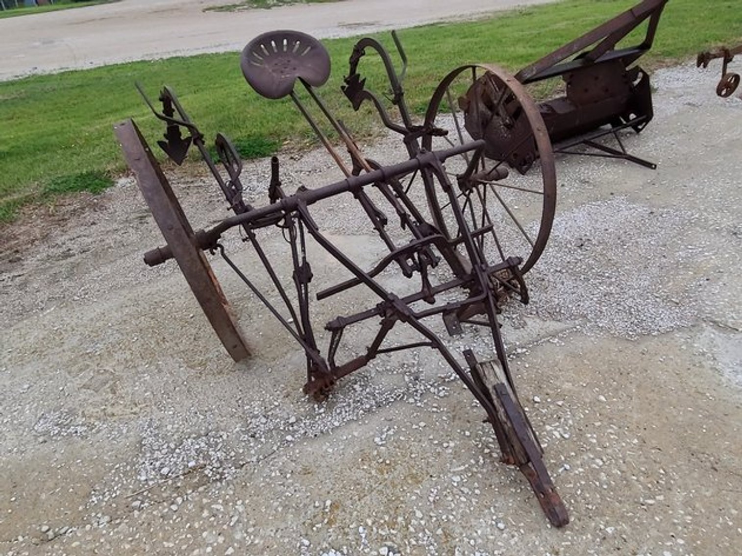 Image for FARMALL 460 TRACTOR & ANTIQUE MACHINERY TIMED ONLINE ONLY AUCTION!