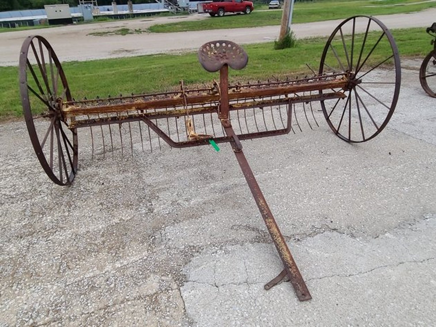 Image for FARMALL 460 TRACTOR & ANTIQUE MACHINERY TIMED ONLINE ONLY AUCTION!