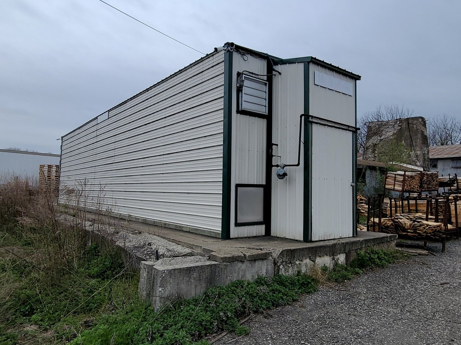 Image for Pallet Manufacturer -Peterbilt Tractors & Trailers