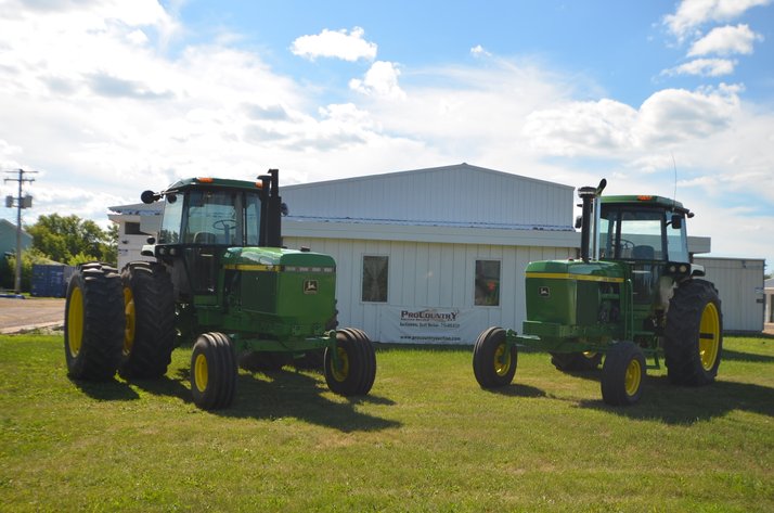 JOHN DEERE 4955 & JOHN DEERE 4430