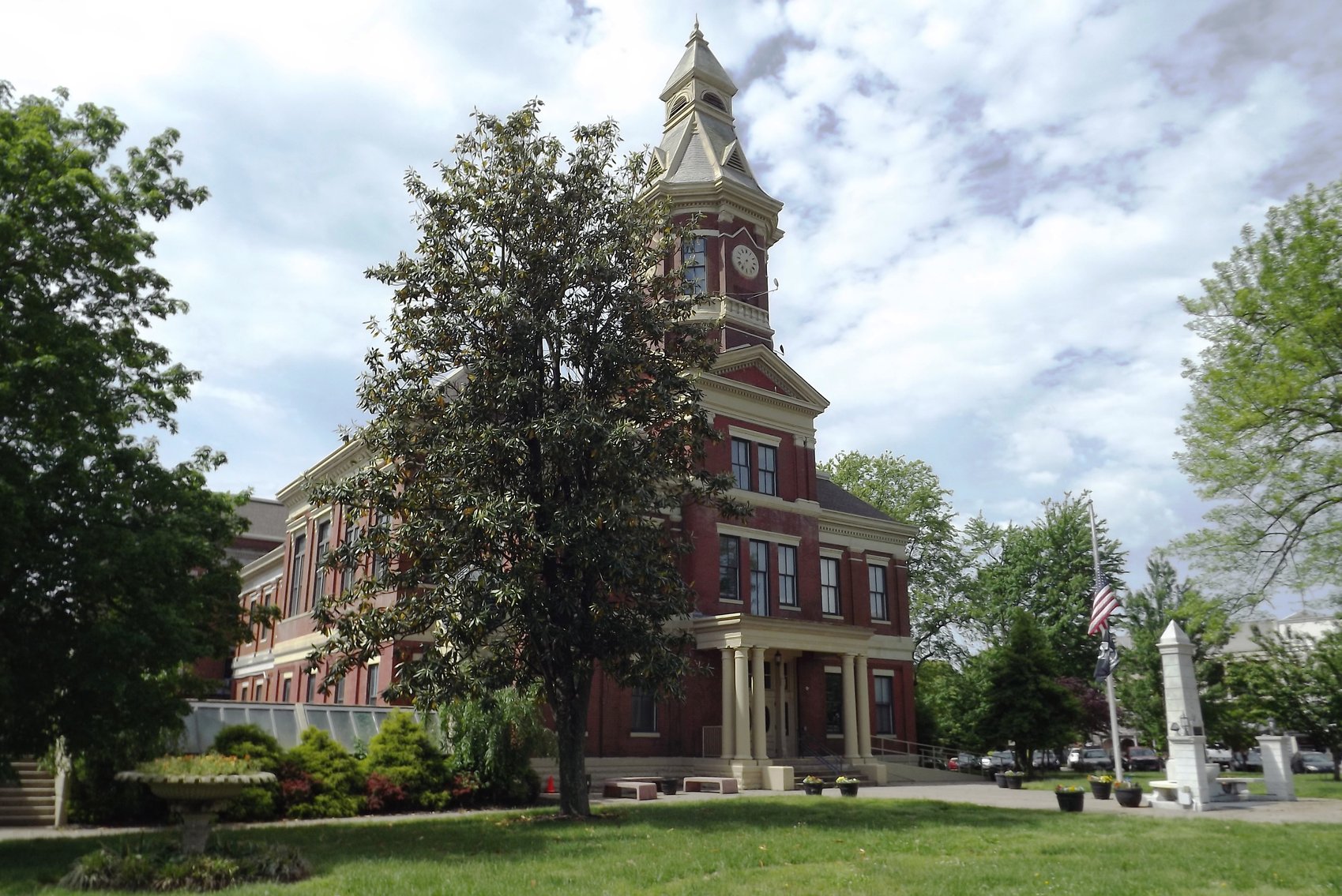 Image for 10,401±SF Footprint Former Bank Branch at 117 N 7th St., Mayfield, KY 42066 (Graves County)