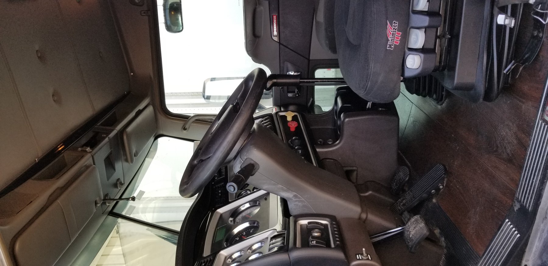 Image for 2013 Kenworth T660 Semi Truck with Sleeper Cab