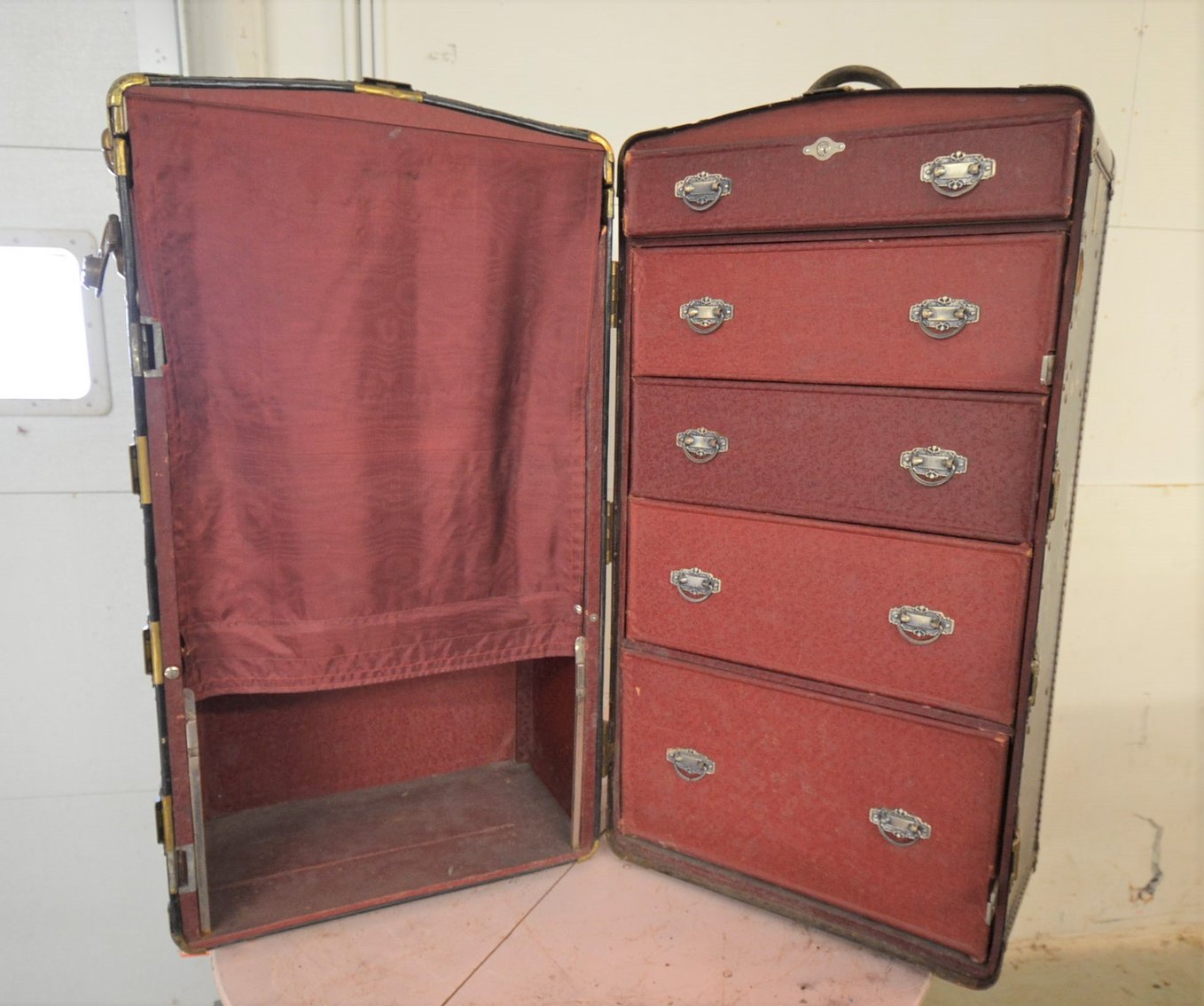 Image for 2000 FORD F350, ENCLOSED TRAILER, 100+ MORGAN  SILVER DOLLARS, 18 STEAMER TRUNKS, TOOLS & MORE!