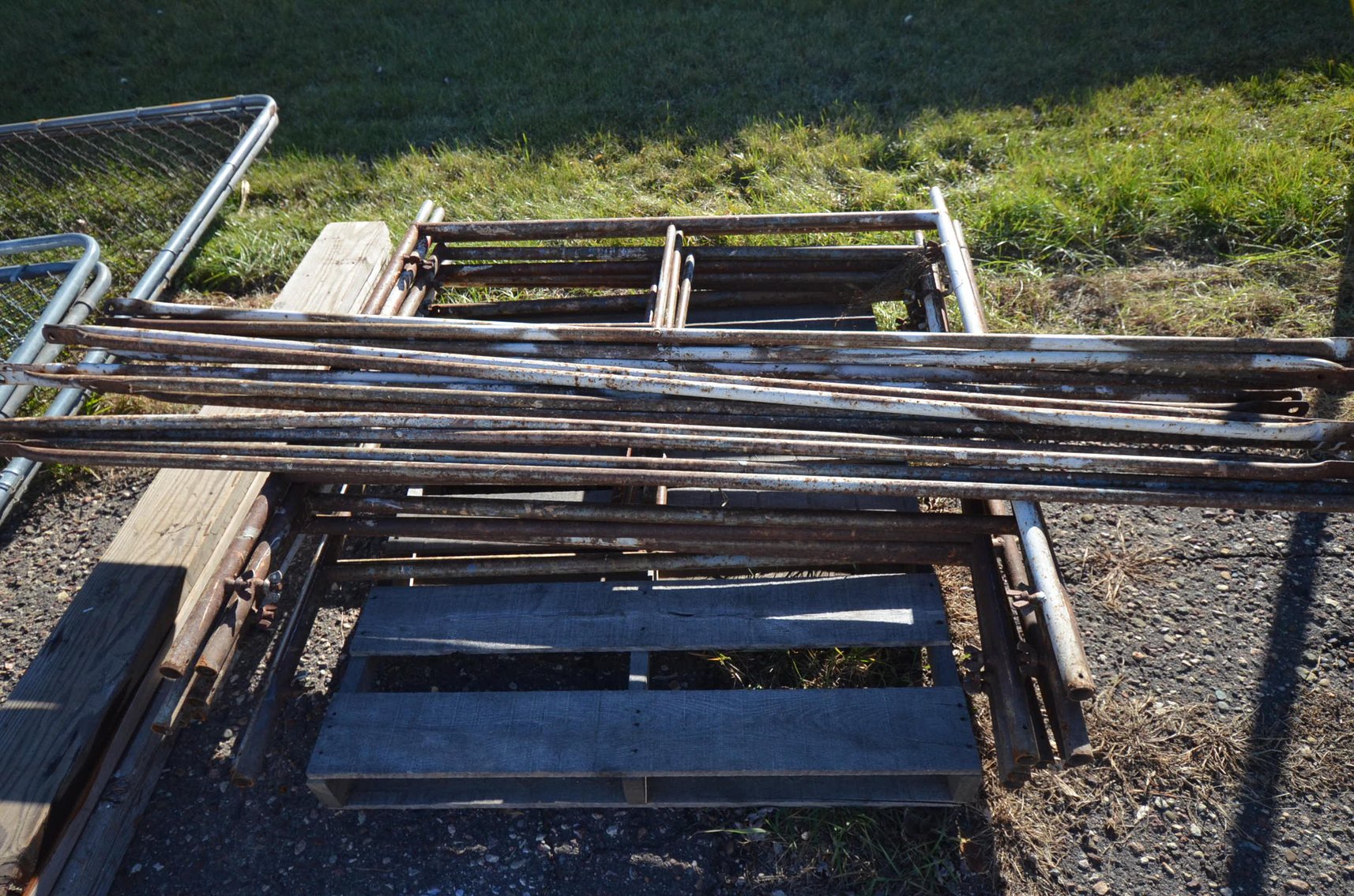 Image for 2000 FORD F350, ENCLOSED TRAILER, 100+ MORGAN  SILVER DOLLARS, 18 STEAMER TRUNKS, TOOLS & MORE!