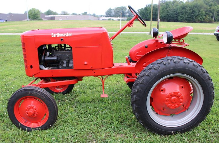 Bob & Linda Crowell Vintage Tractors Online Auction