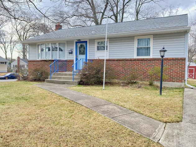 3 BR/1 BA Home w/Basement on .33 +/- Acre Lot in The Heart of Vienna, VA--SELLING to the HIGHEST BIDDER!!