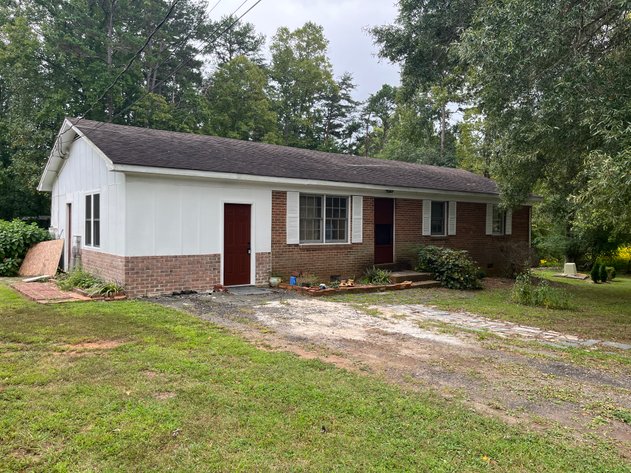 Real Estate Auction: Brick Home with Detached Garage & 0.97± Acres in Pilot Mountain, NC