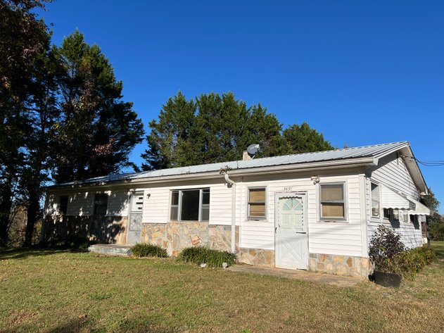 Estate of The Late Jimmy Ray Newman: Ranch-Style Home with 0.7± Acre & Outbuildings