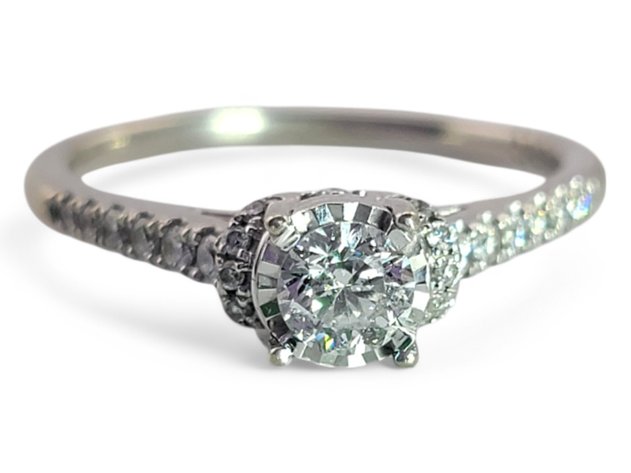 10k White Gold Diamond Ring 