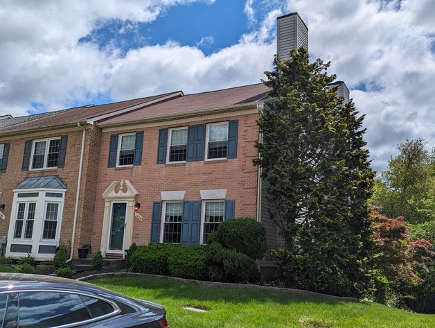 CLEAN 4 BR, 3.5 BA EOG BRICK FRONT TOWNHOME