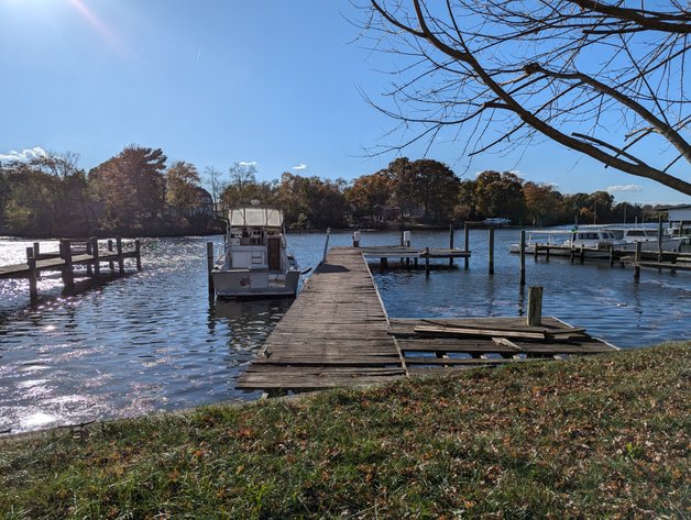 5 BR, 4 BATH WATERFRONT HOME W/ DET. 2-CAR GARAGE/ 65' +/- WATERFRONT ON LYNCH COVE W/ PIER