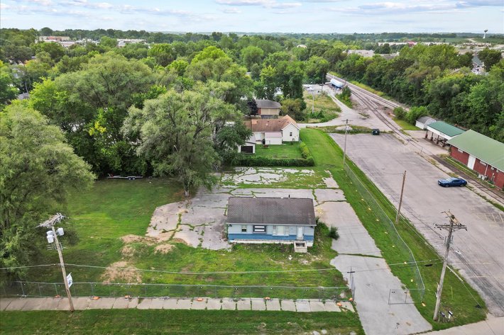 PENDING Two Properties: LOT 1 - PENDING Prime Commercial Building, and LOT 2 - PENDING Neighboring vacant lot Kearney, Missouri