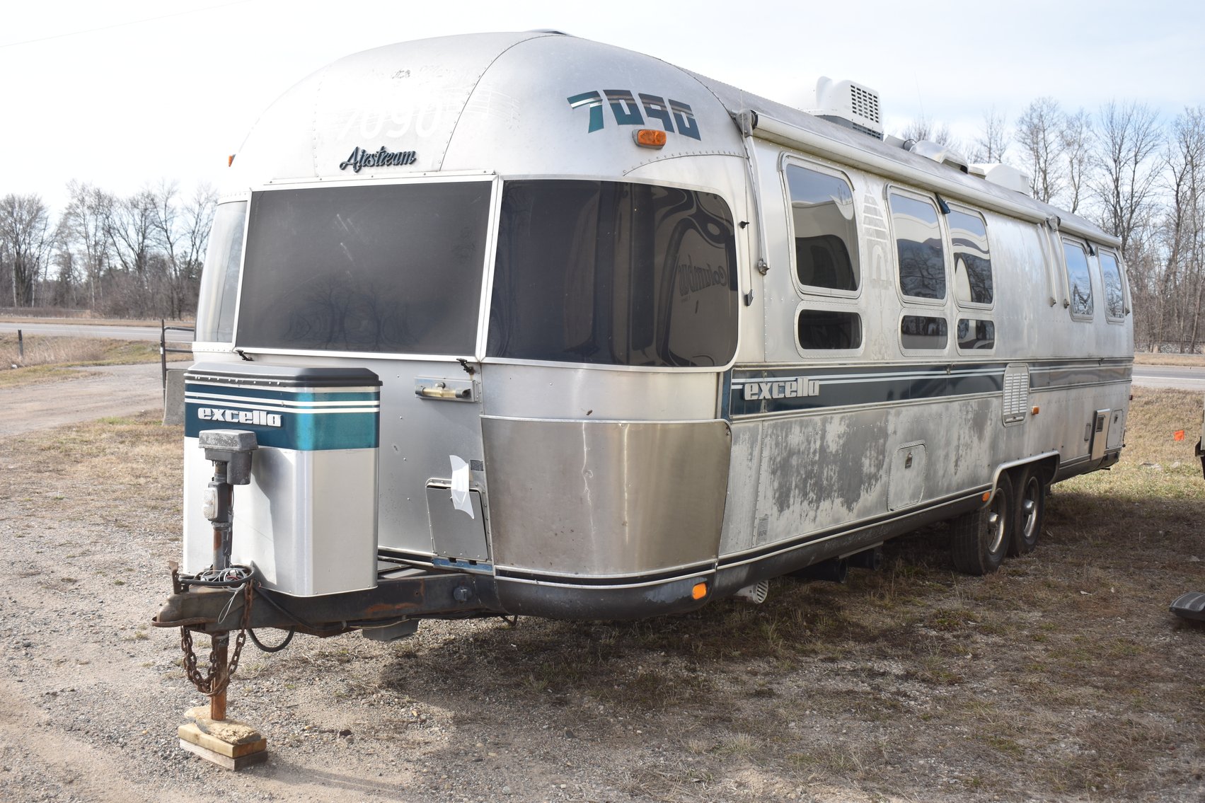 (11) Campers: 5th Wheels, Travel Trailers, Air Stream (123057)