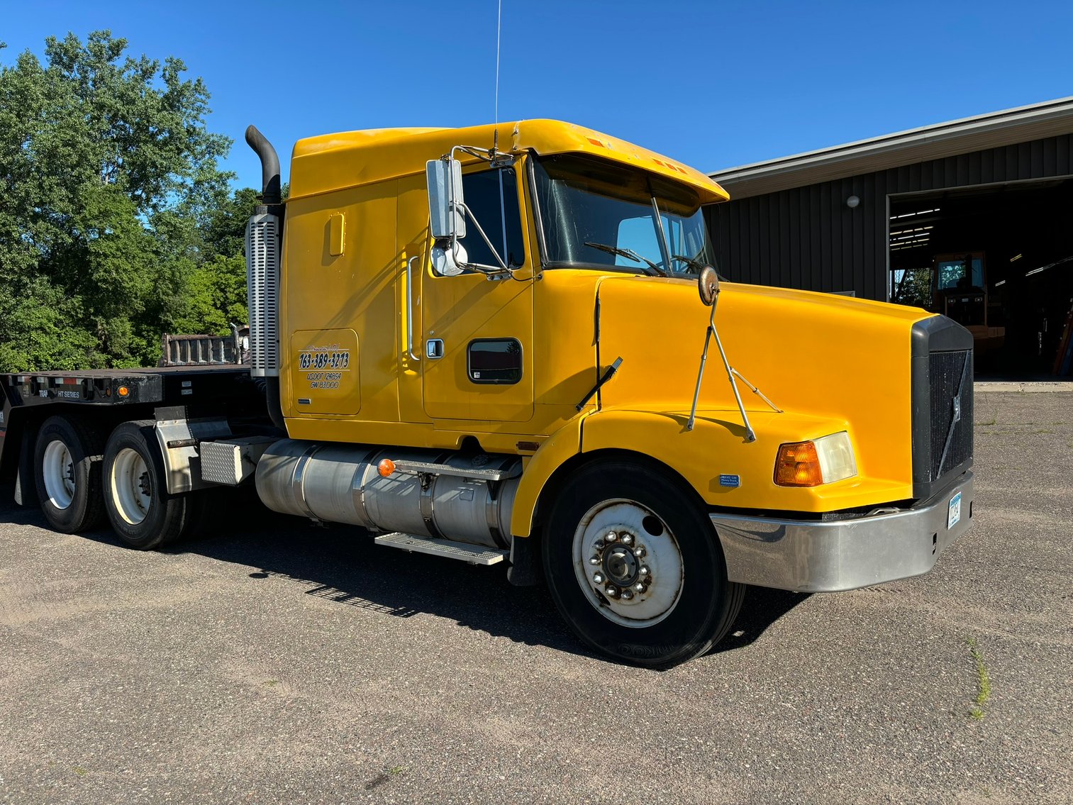 1988 WhiteGMC Semi & 2003 Trail King Trailer With Hydraulic Dove Tail