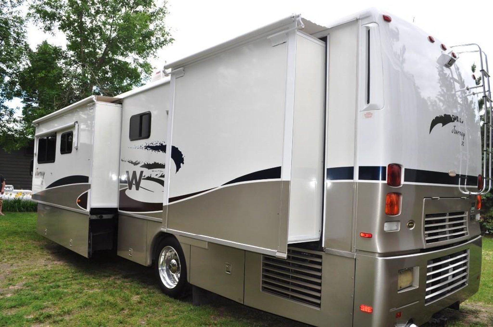 2002 Winnebago Journey DL 36'