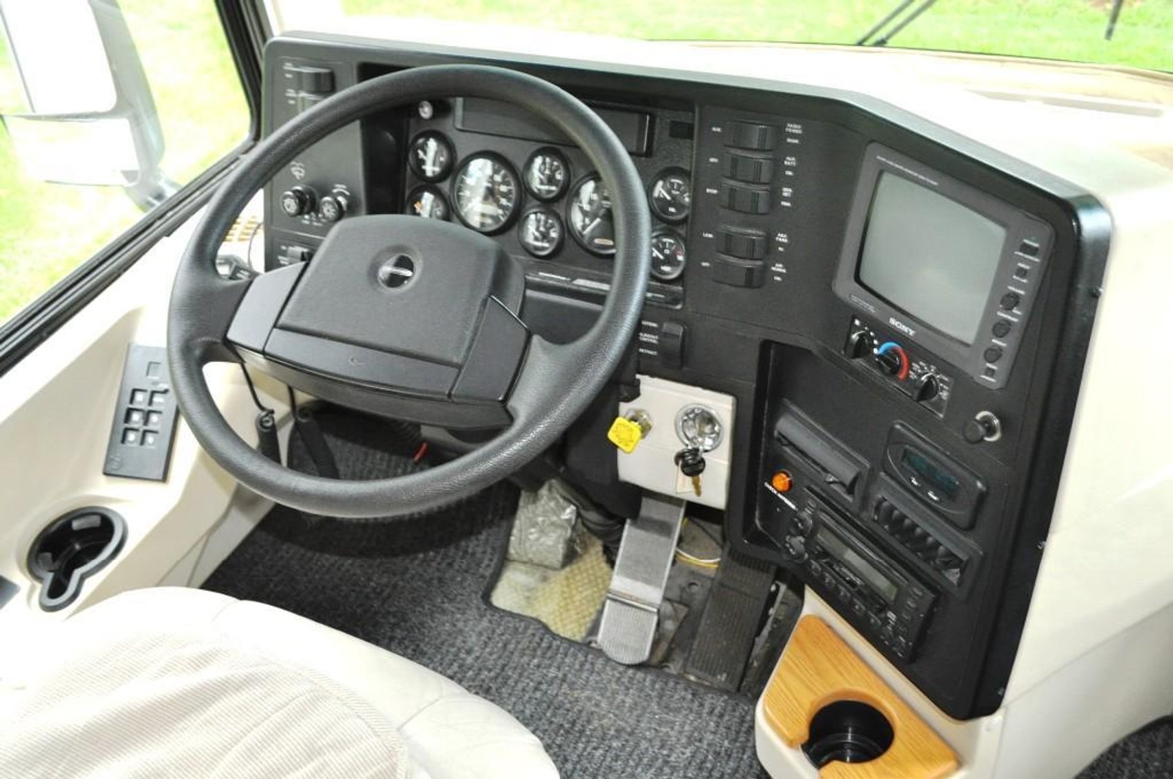 2002 Winnebago Journey DL 36'