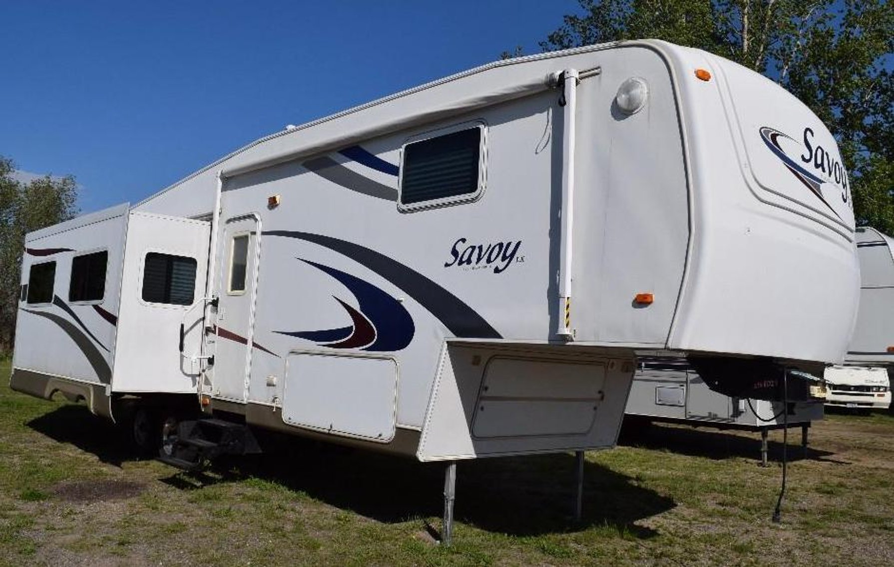 (17) RV Trailers - (1) Motorhome - 2002 Frieghtliner Van