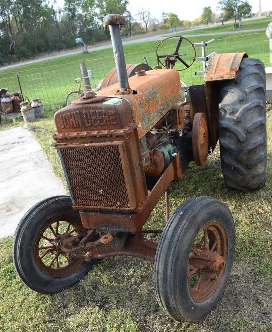 Gene Staniszewski Fall Auction: Tractors, Trucks and Collectibles