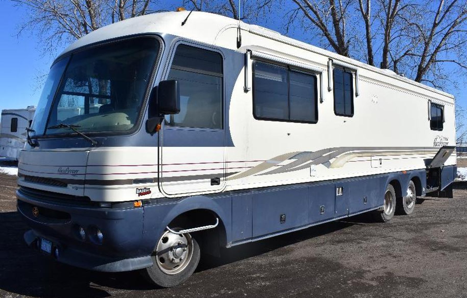 10 Units: (2) Motorhomes, 5th Wheels & Bumper Hitch Campers