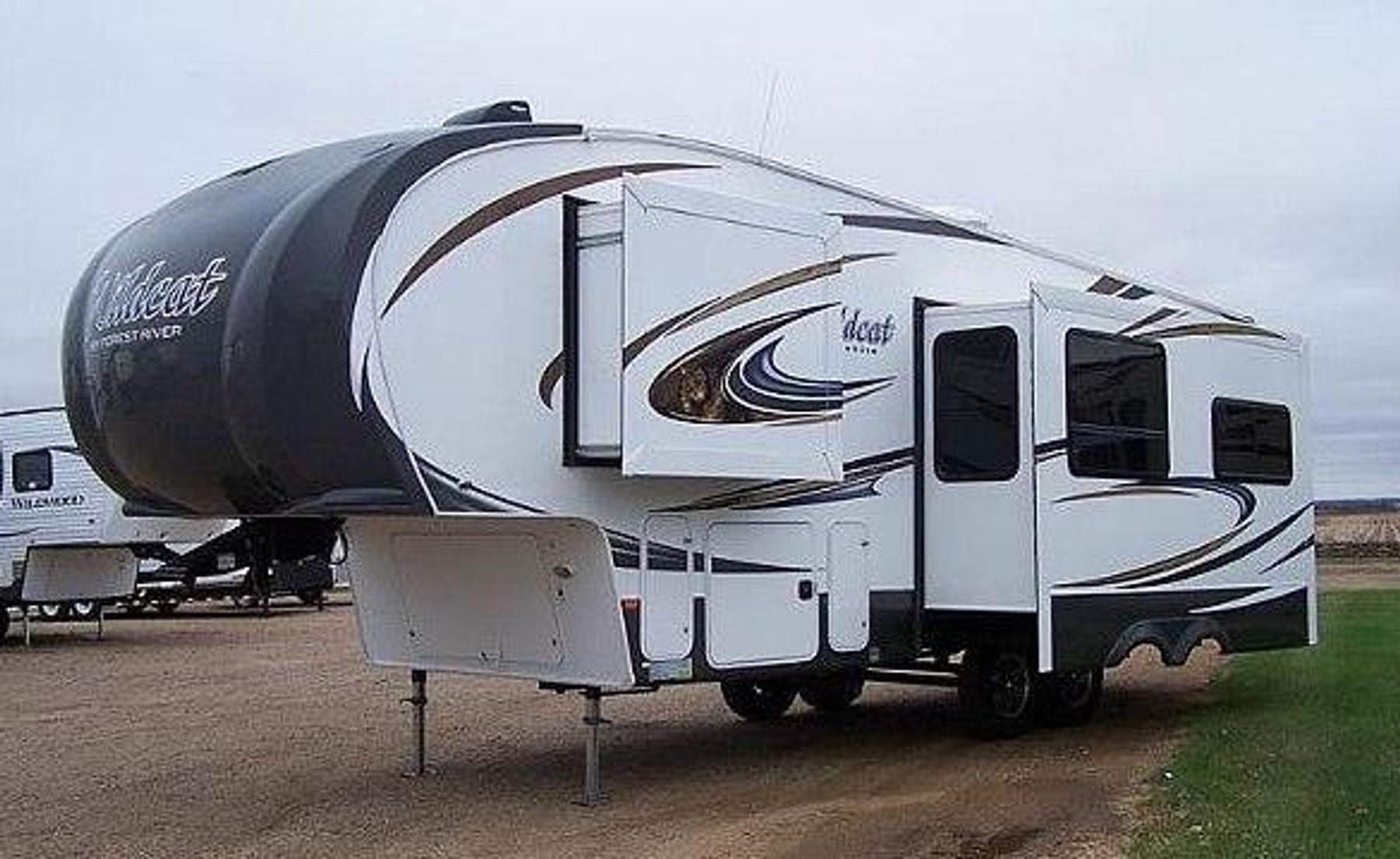 (4) 2011-2014 5th Wheel Travel Trailers