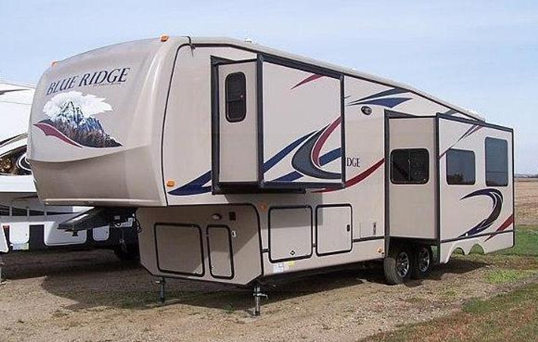 (4) 2011-2014 5th Wheel Travel Trailers