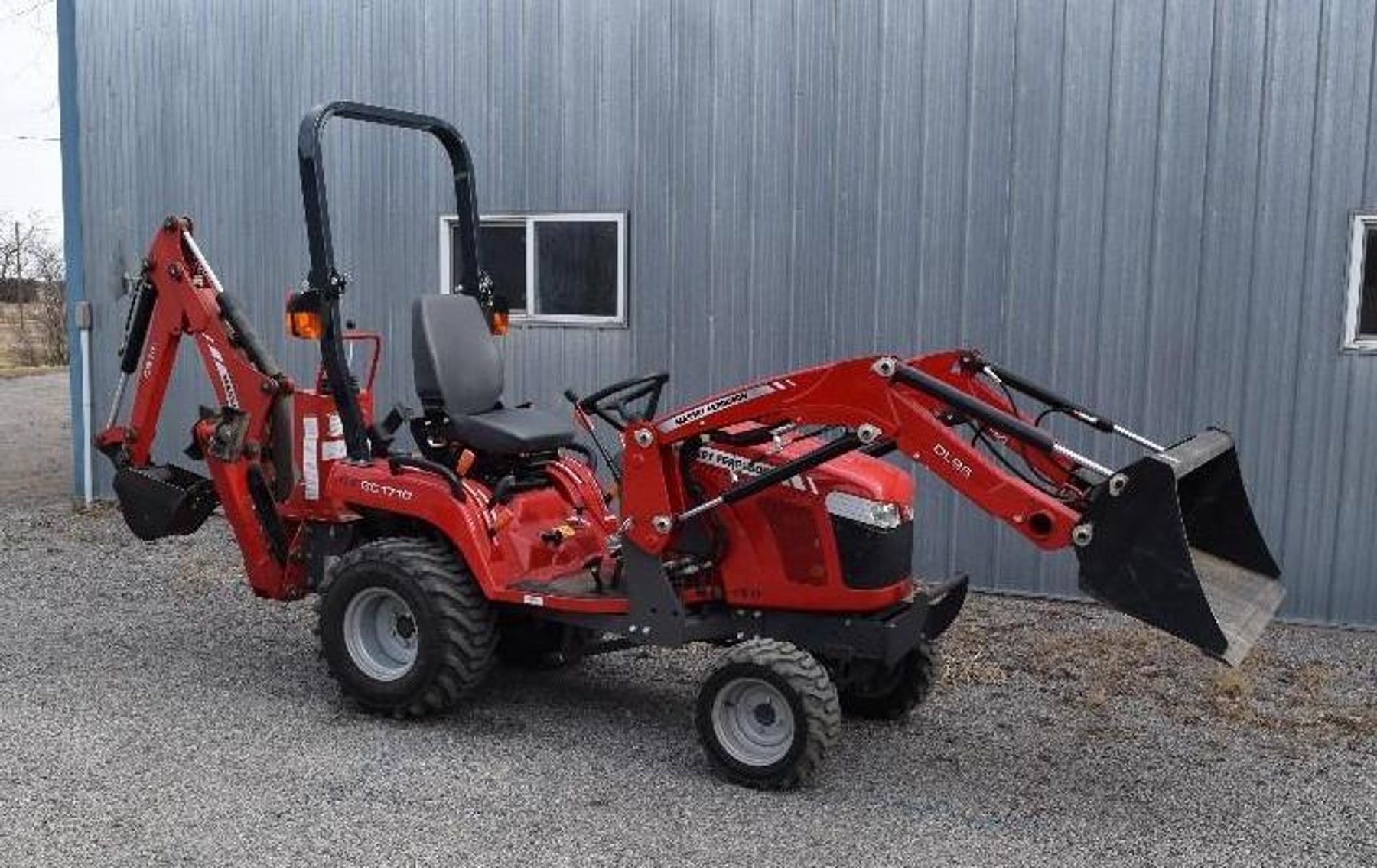 2015 Massey Ferguson GC 1710 TLB