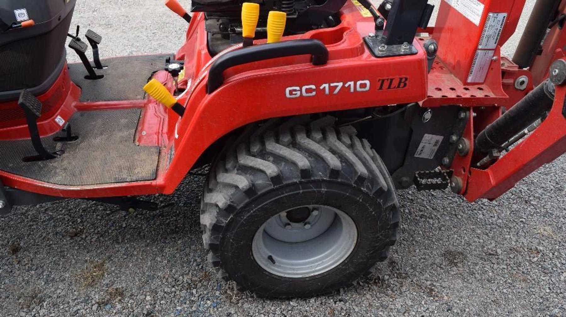 2015 Massey Ferguson GC 1710 TLB