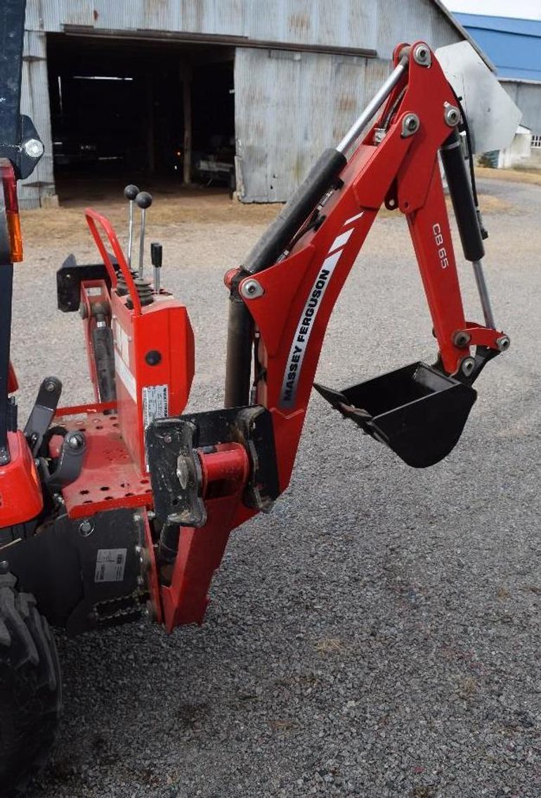 2015 Massey Ferguson GC 1710 TLB