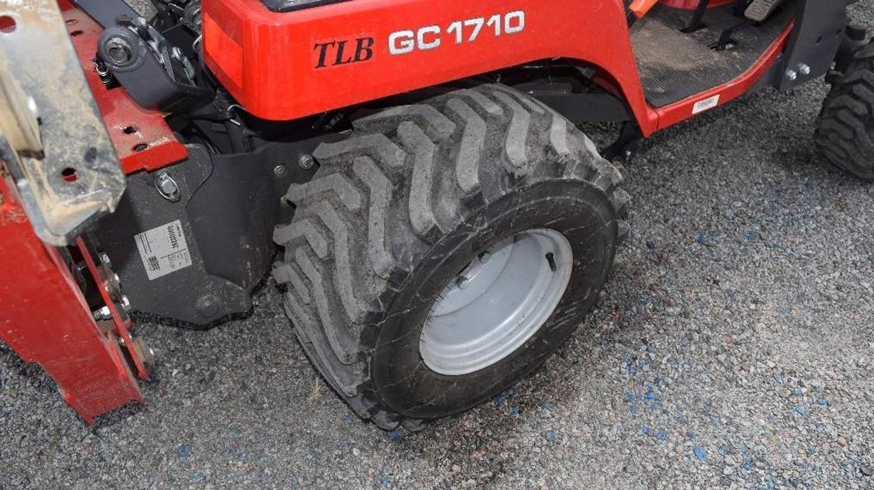 2015 Massey Ferguson GC 1710 TLB