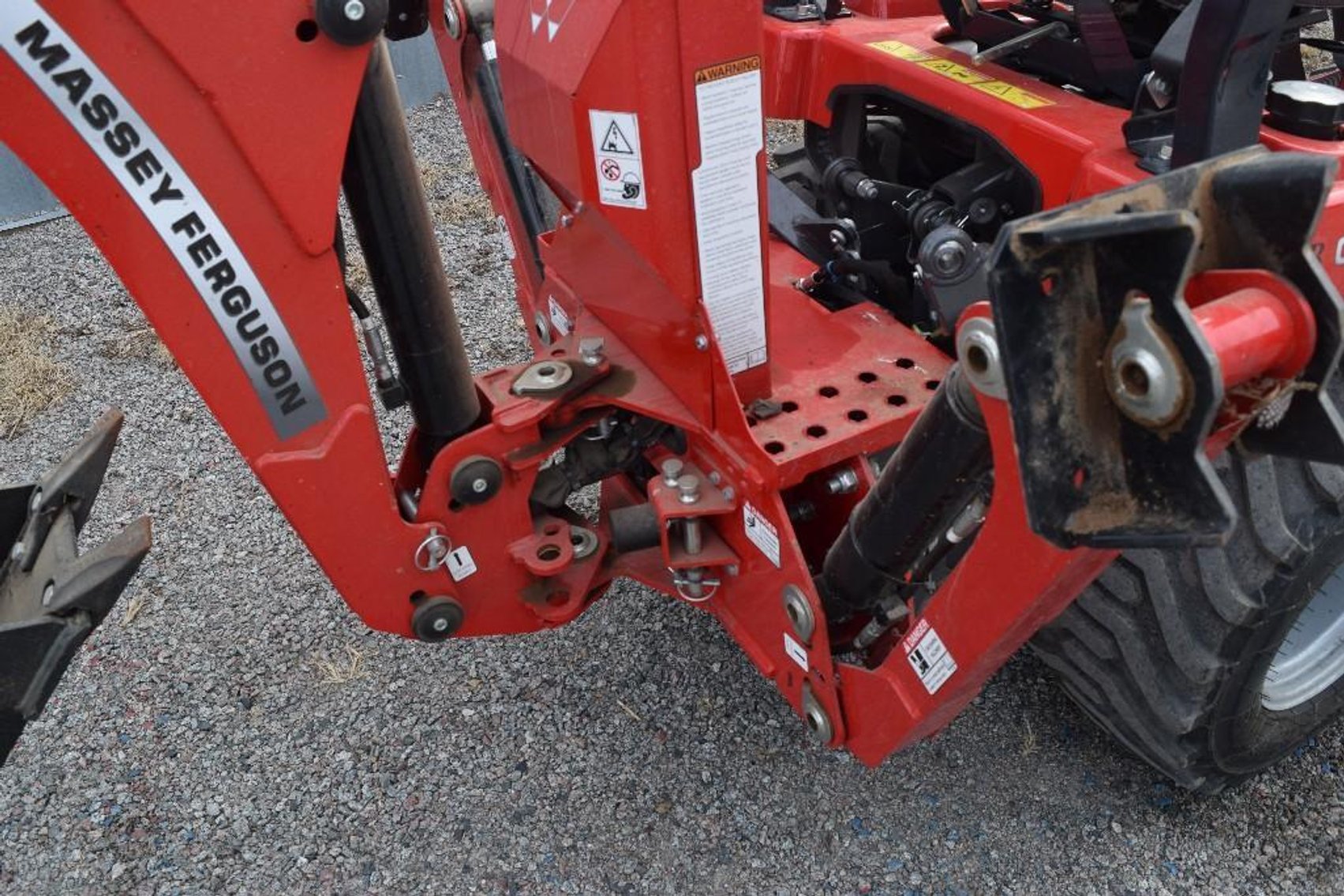 2015 Massey Ferguson GC 1710 TLB