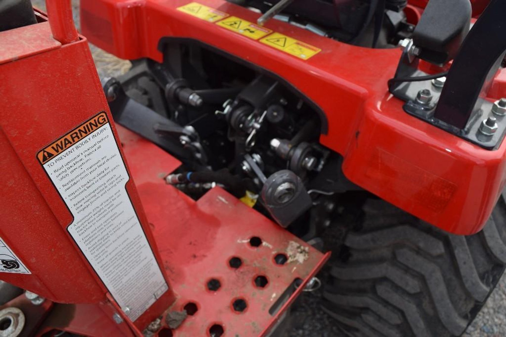 2015 Massey Ferguson GC 1710 TLB