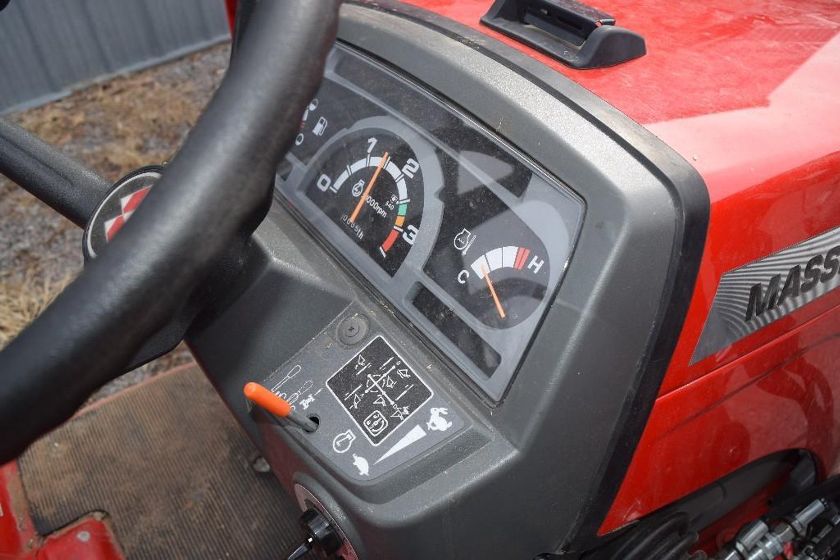 2015 Massey Ferguson GC 1710 TLB