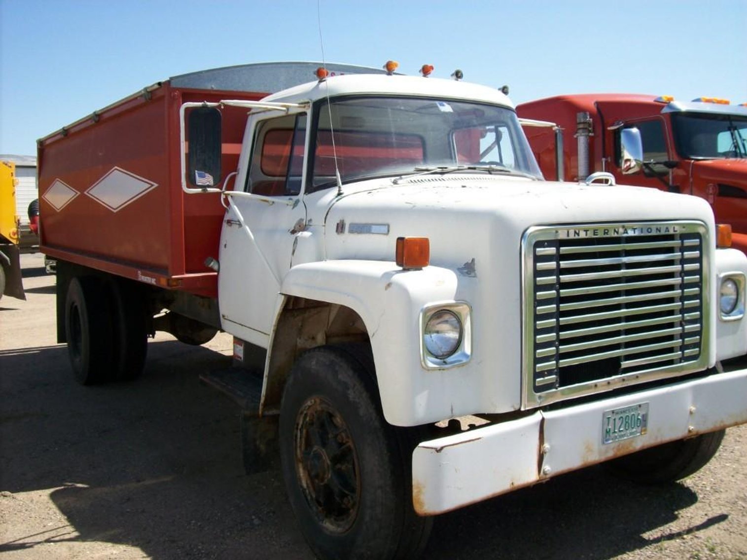 1978 International Loadstar 1700 Grain Truck