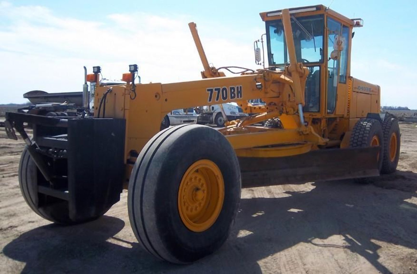 Construction Equipment: Excavators, Dozer, Trucks, Packers & More