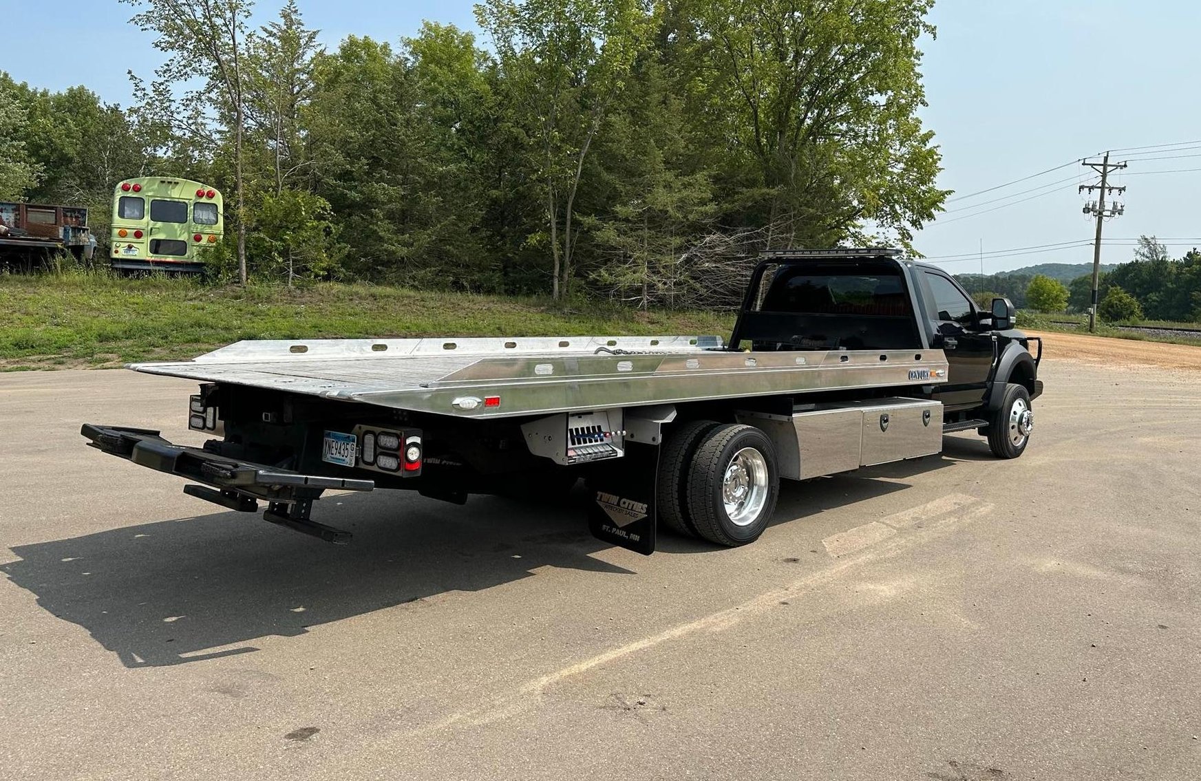 2017 Ford F-550 XLT With Century Aluminum Rollback Aut-Grip Wheel Lift