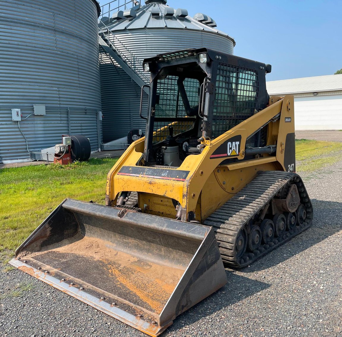 CAT 247 Skid Steer With 6' Bucket