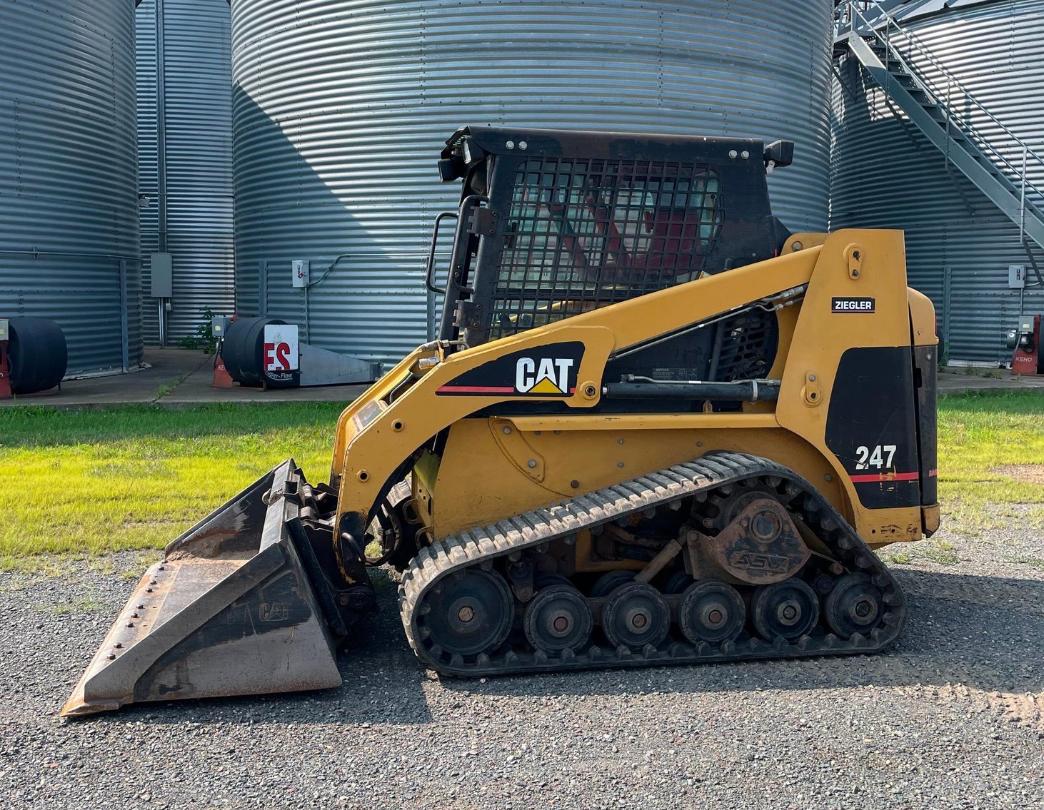 CAT 247 Skid Steer With 6' Bucket