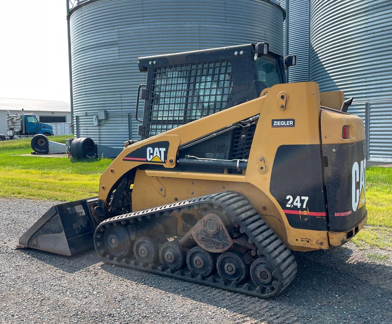 CAT 247 Skid Steer With 6' Bucket