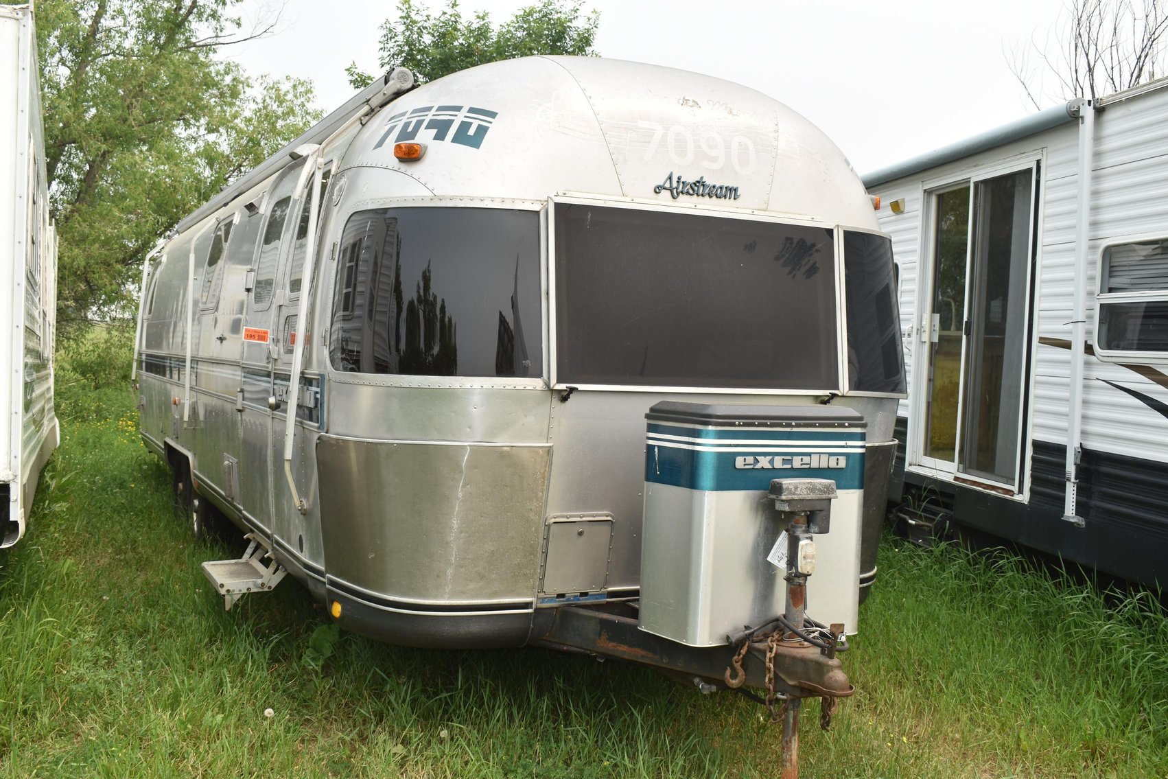 20 Campers: (1) Airstream, (1) Motorhome, (4) 5th Wheels, (14) Travel Trailers