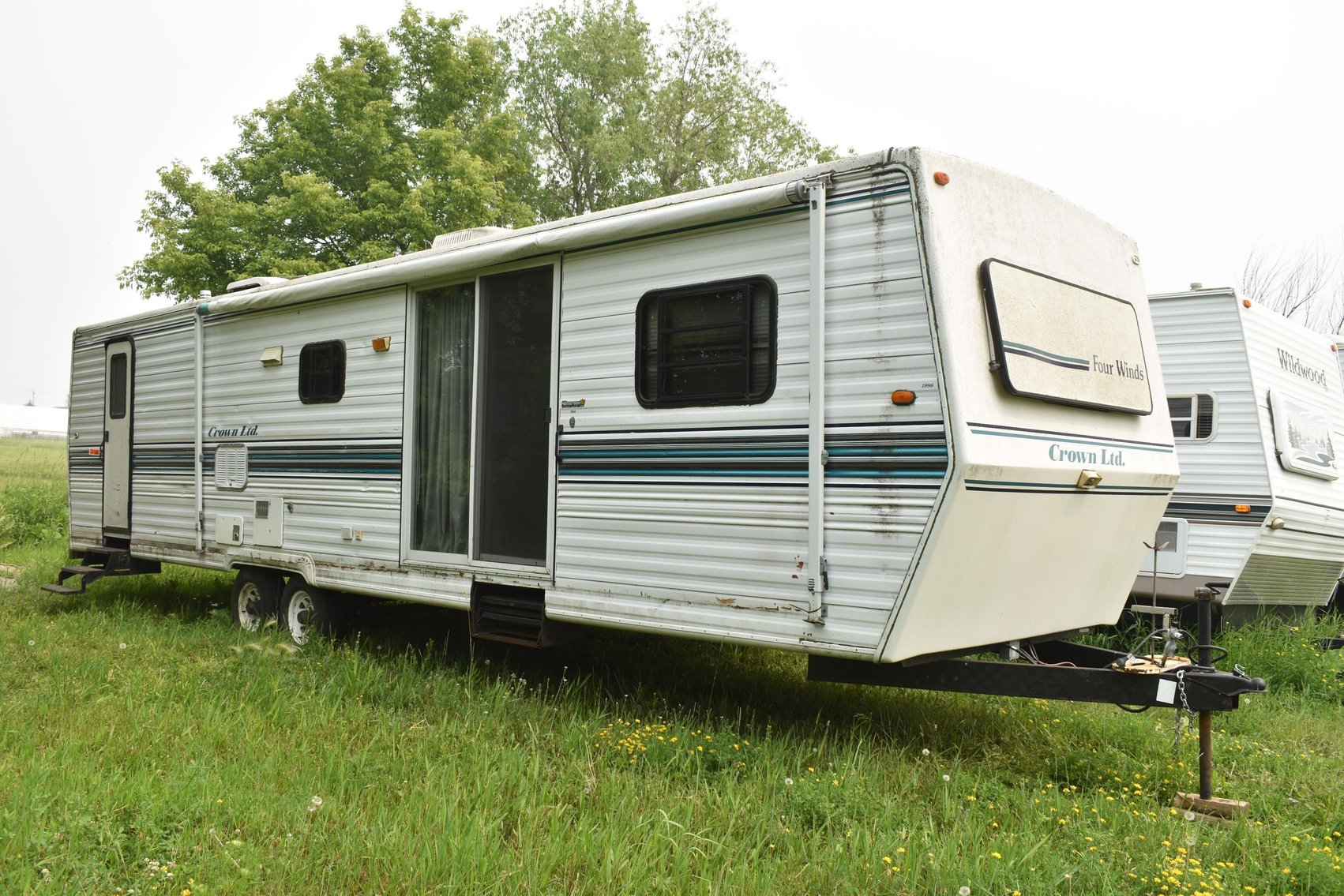 20 Campers: (1) Airstream, (1) Motorhome, (4) 5th Wheels, (14) Travel Trailers