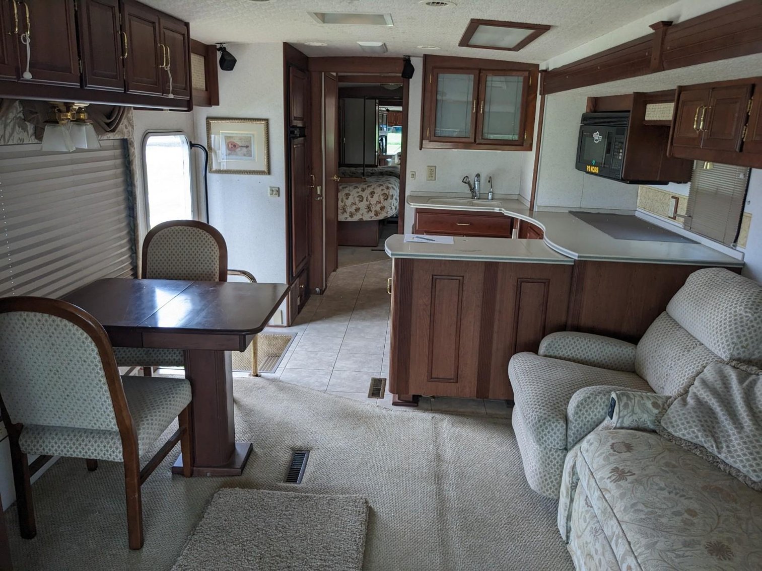 2002 Chieftain By Winnebago 39' Motorhome