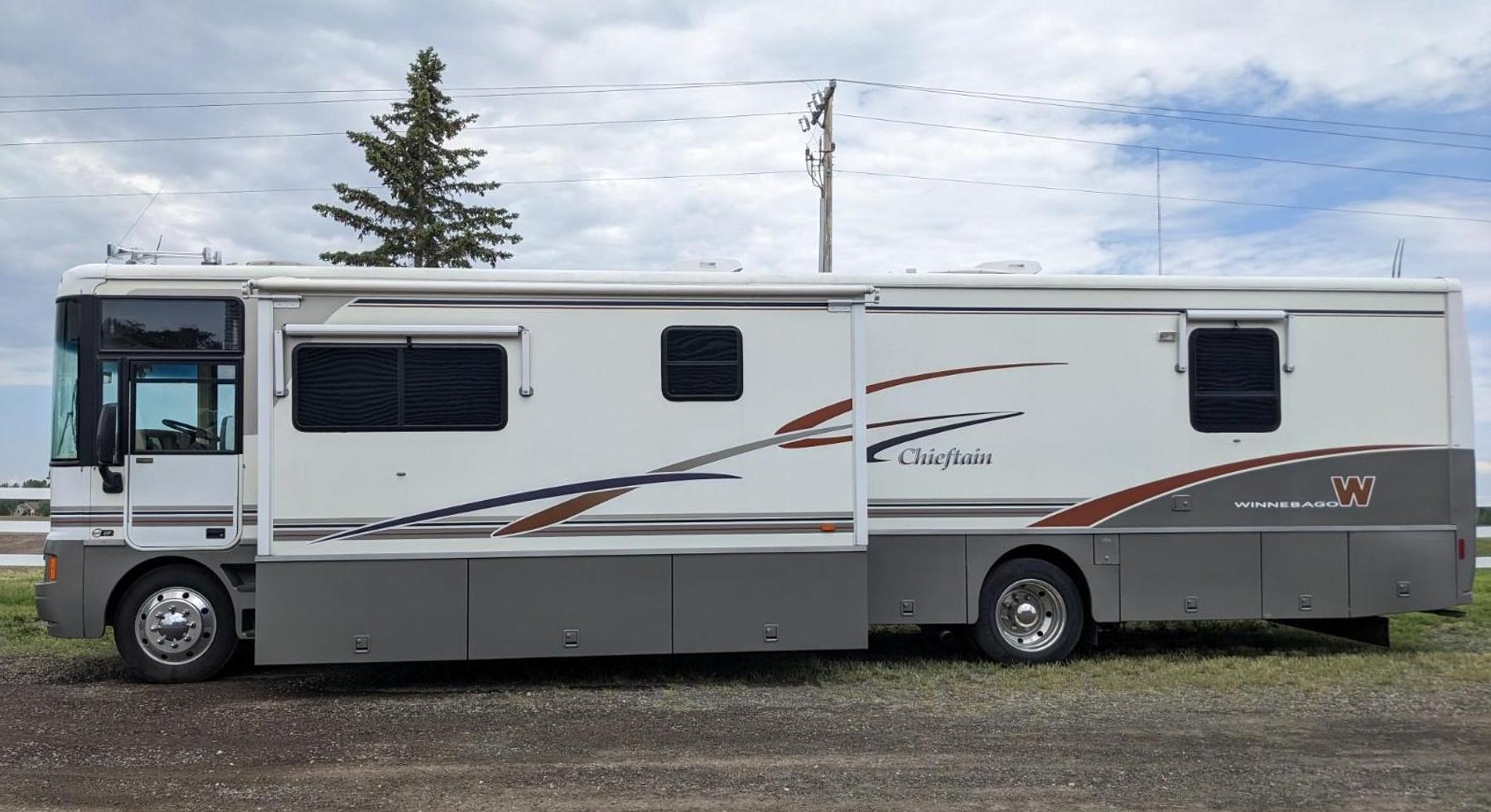 2002 Chieftain By Winnebago 39' Motorhome