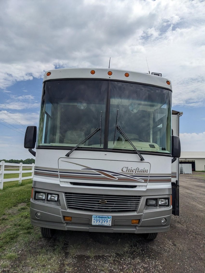 2002 Chieftain By Winnebago 39' Motorhome