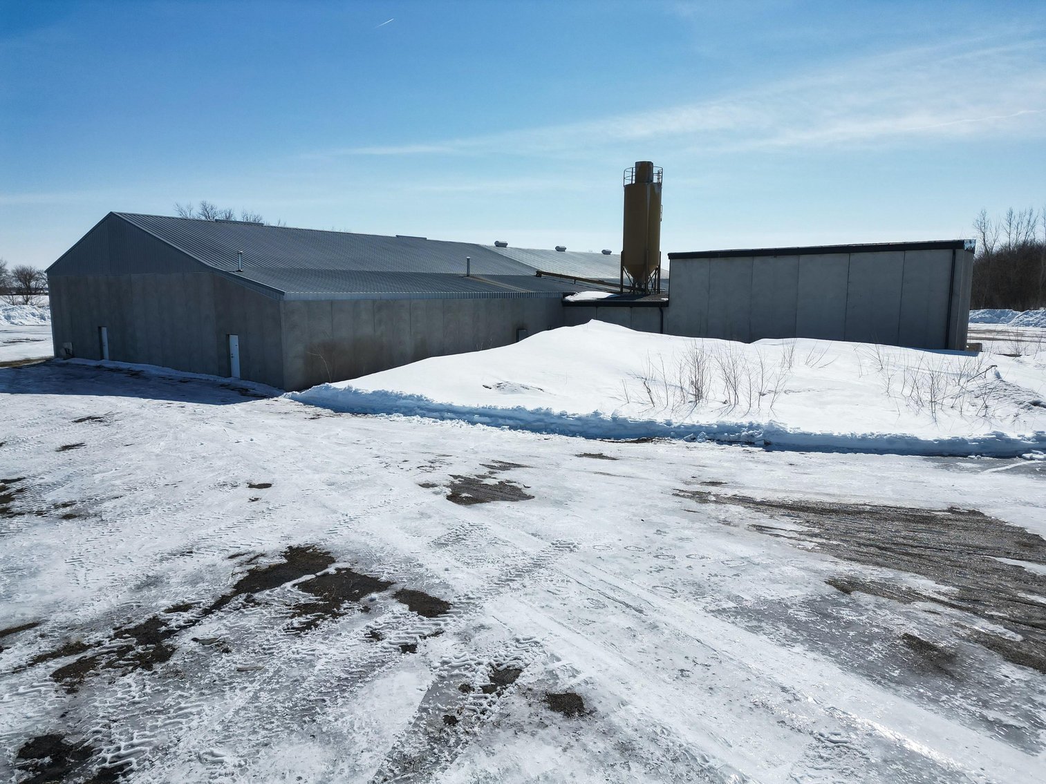 Willmar MN Commercial Building Plus House on Over 13 Acres