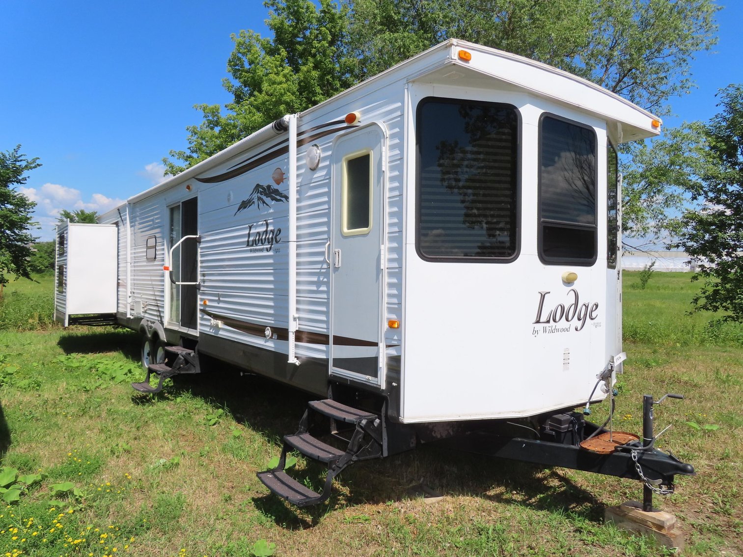 19 Units: (2) Motorhomes, (5) 5th Wheels, (12) Travel Trailers