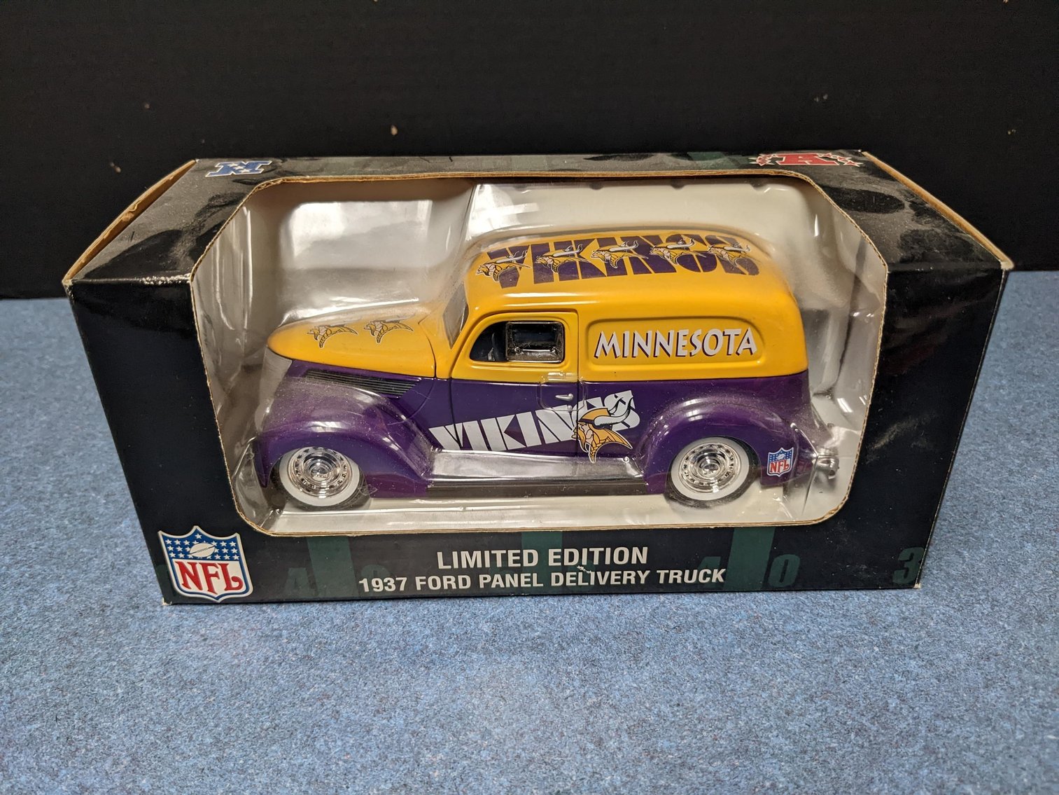 Action Auto Collectibles: Gas Pump, Sings & Collectibles