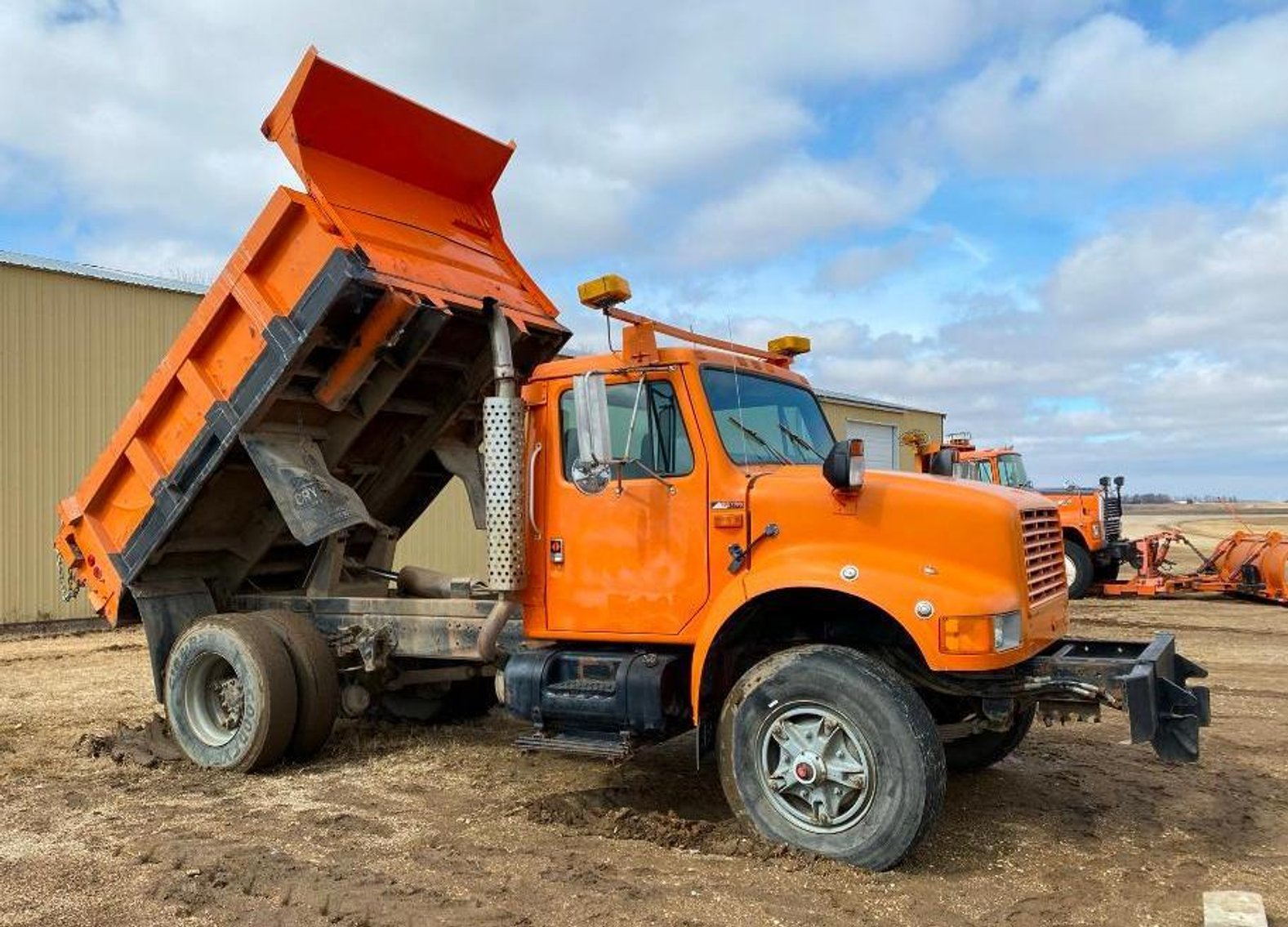 1990 IH 4900 4X2 With 10' Dump Box