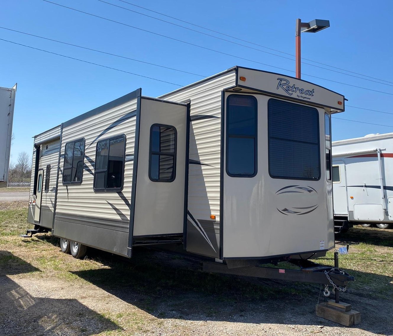 31 Units: (22) Travel Trailers & (9) 5th Wheels