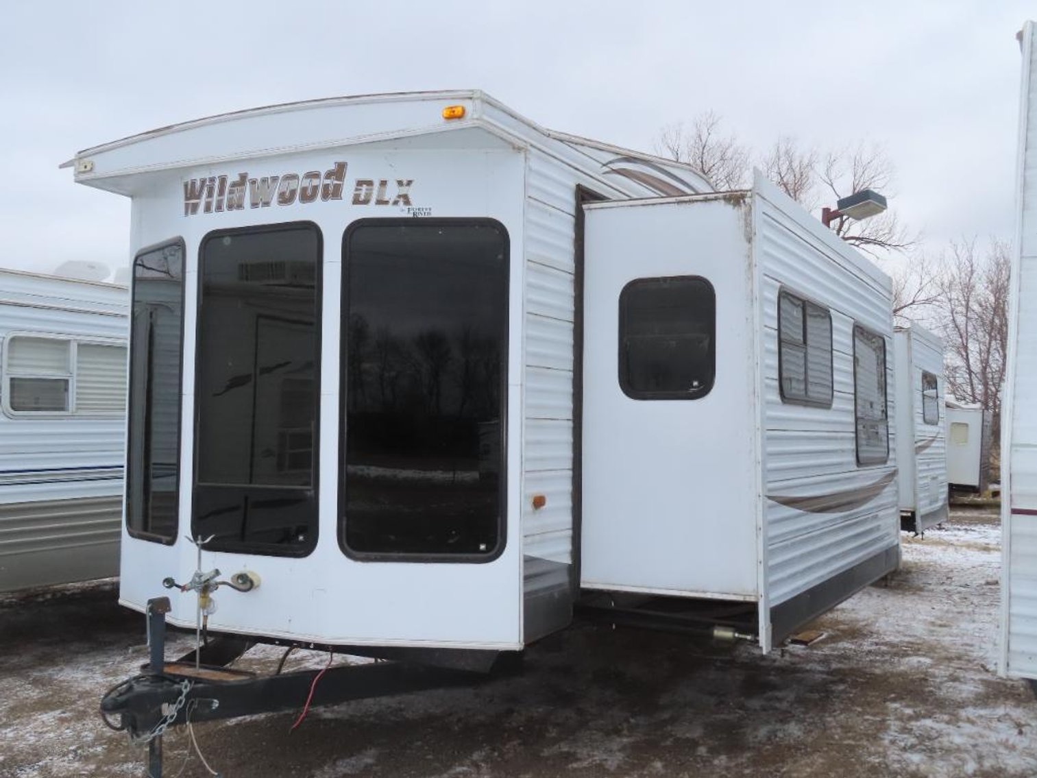 30 Units: (8) 5th Wheels and (22) Travel Trailers